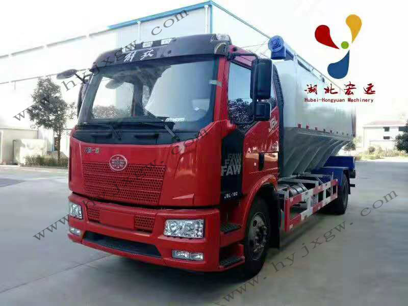 以质量求发展—宏远解放散装饲料车发往黑龙江佳木斯